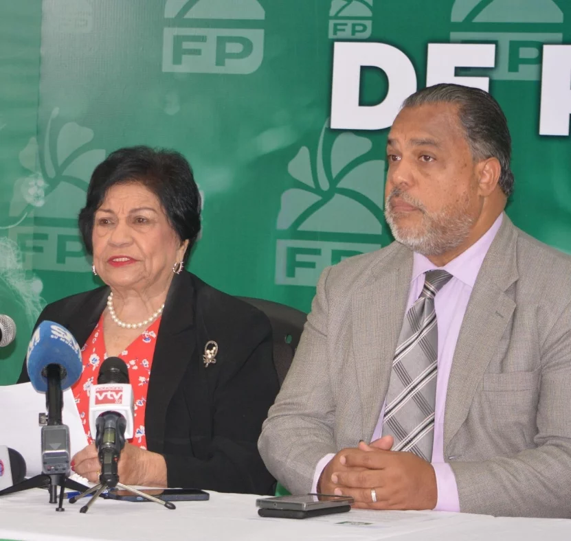 Ligia Amada Melo y equipo FP en rueda prensa .
