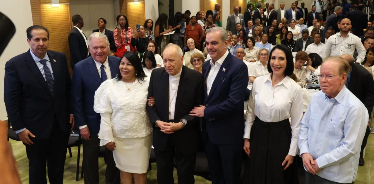 Centro  resalta el aporte del  cardenal  Nicolás   López Rodríguez, al centro, acompañado en primera fila por el ministro  Salud, Víctor Atallah; José Miguel Bonetti, exmiembro del Patronato;    directora  de CEDIMAT, Milagros  Ureña; el presidente Luis Abinader, primera dama Raquel Arbaje y José Luis    Corripio.  José de león
