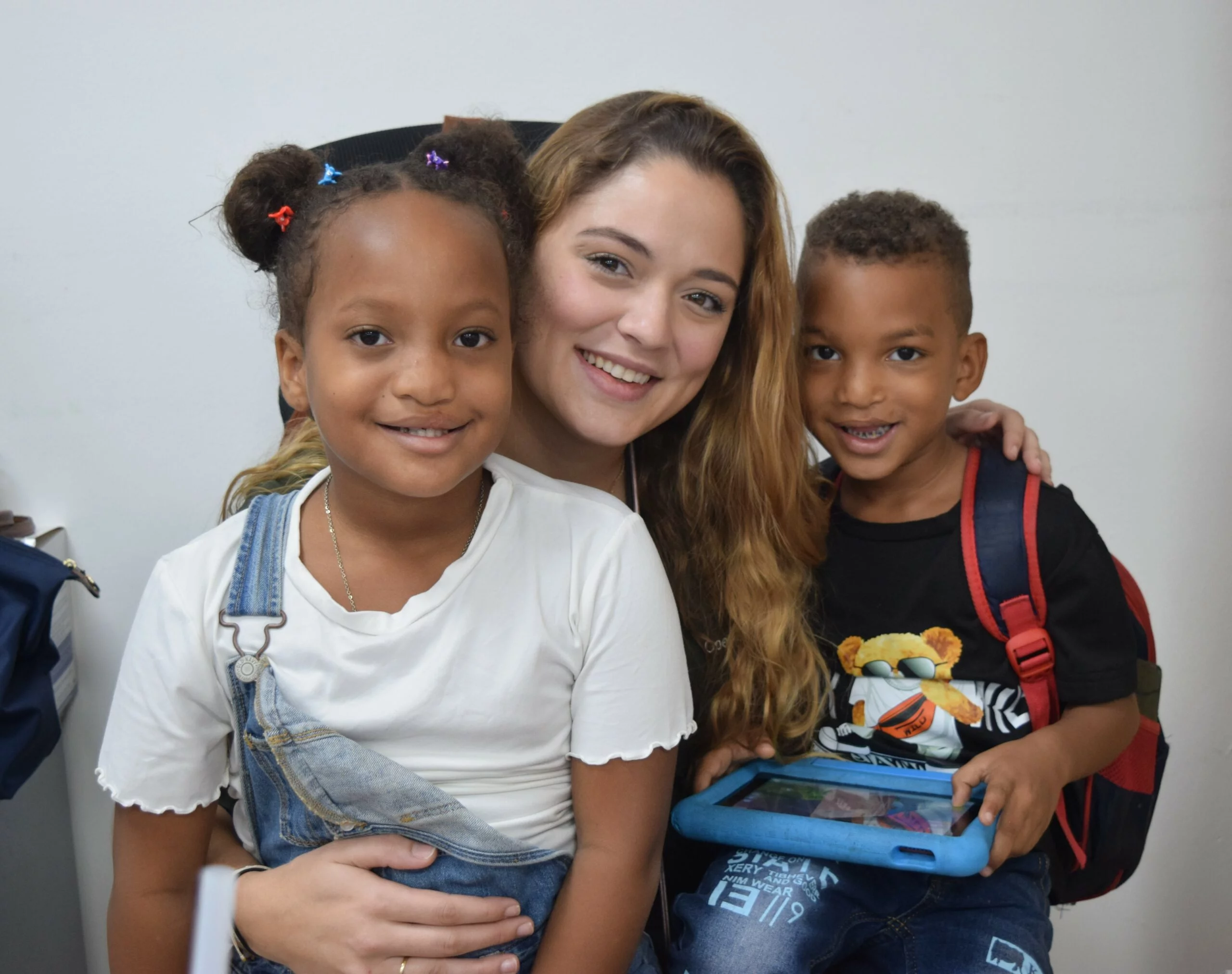 Dra. Bárbara Salazar, voluntaria de la fundación, junto a dos pacientes operados de labio.