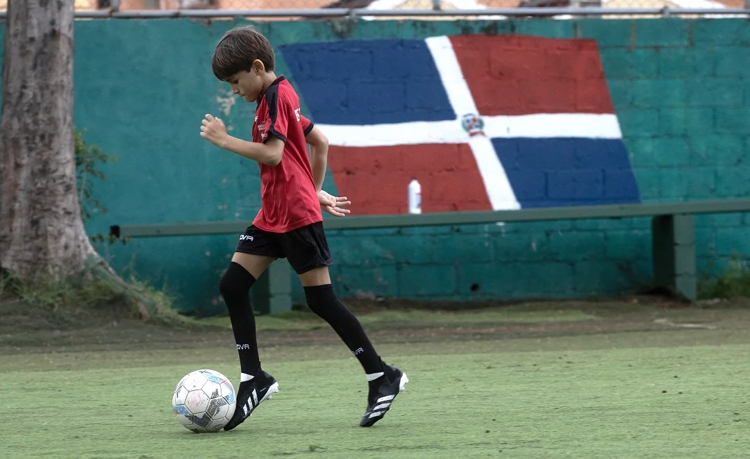 El auge del fútbol en República Dominicana amenaza con romper la hegemonía de la 'pelota'