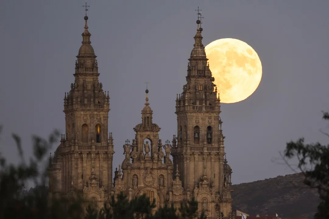 La luna llena esta noche sobre Santiago de Compostela. La ?superluna? de hoy mostrará un pequeño eclipse parcial de madrugada