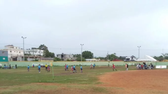 En el barrio La Manicera, de Santa Cruz de El Seibo, niños y adolecentes de ambos sexos sudan la camiseta en la práctica del fútbol varias veces a la semana.  AGENCIA FOTO