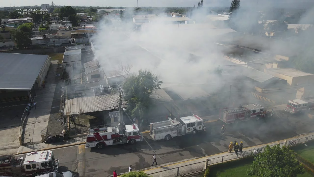 Incendio fabrica de tabaco en Moca