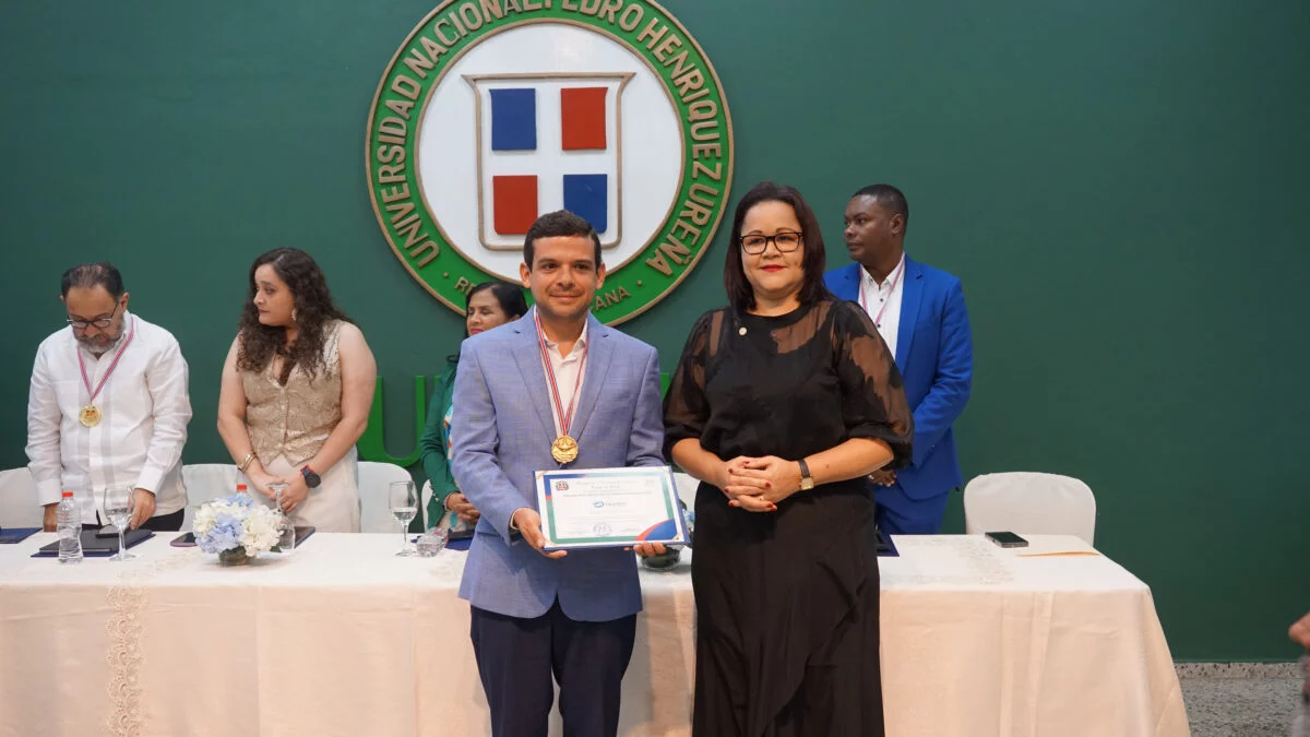Jesús Saavedra, gerente de Mercadeo de CEDIMAT y Patricia Matos, Decana de la Facultad de Humanidades de la UNPHU.