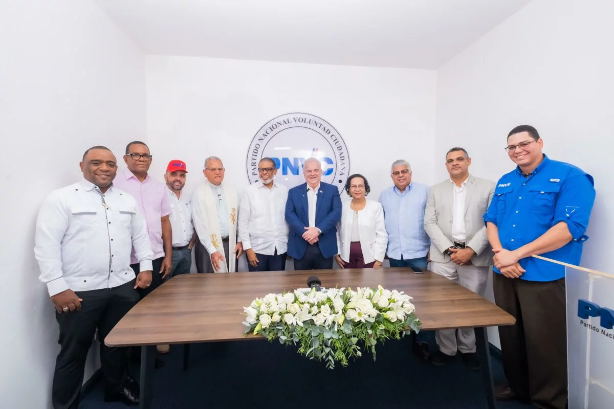 Juan Cohen junto a directivos del PNVC