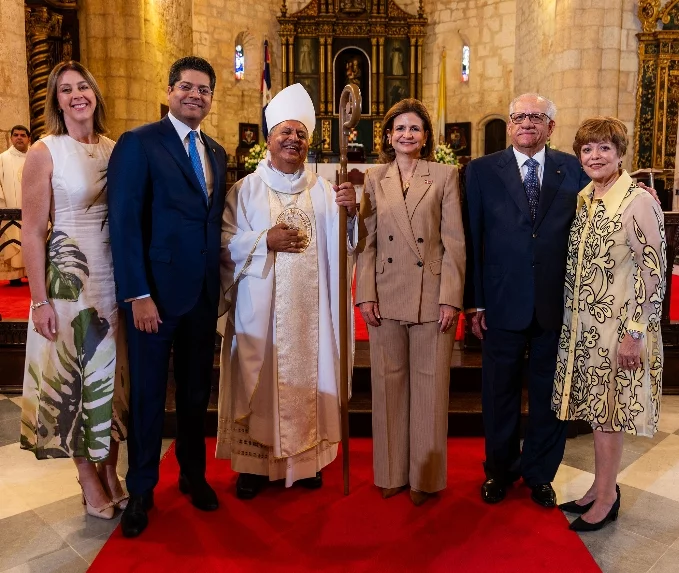 Gina Saleta de Izquierdo, Rafael Izquierdo, monseñor Ramón Benito Ángeles, Raquel Peña, Ernesto M. Izquierdo y Evelyn de León de Izquierdo.