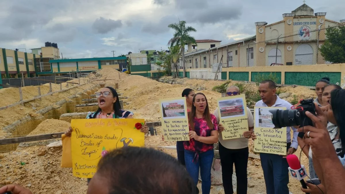 Padres protestan pacíficamente