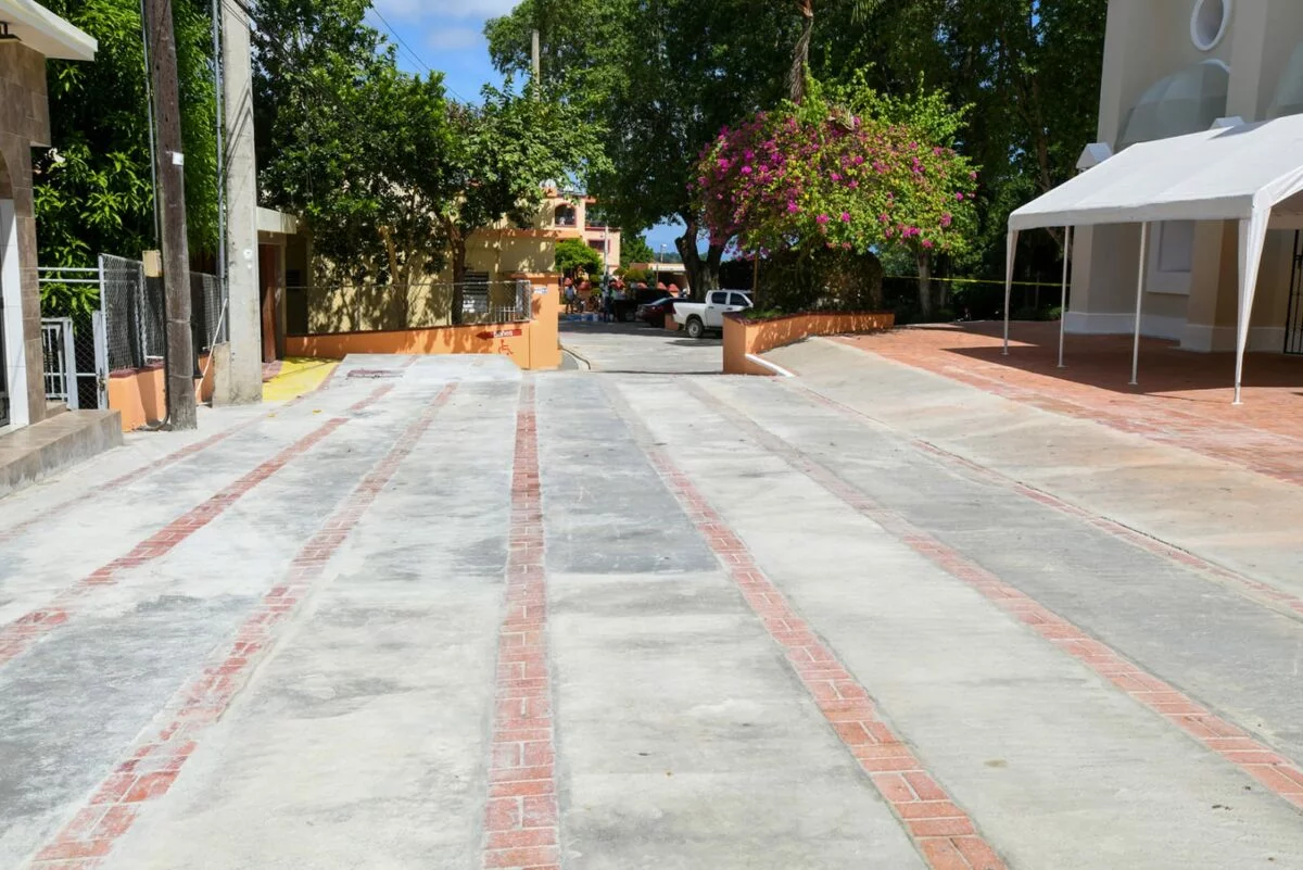 Obras Públicas reconstruye parqueo y aceras