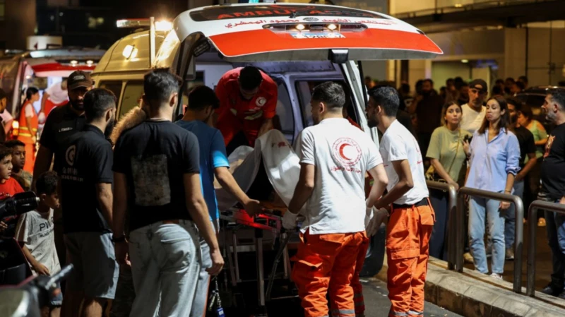 Traslado de un herido a un hospital de Beirut.