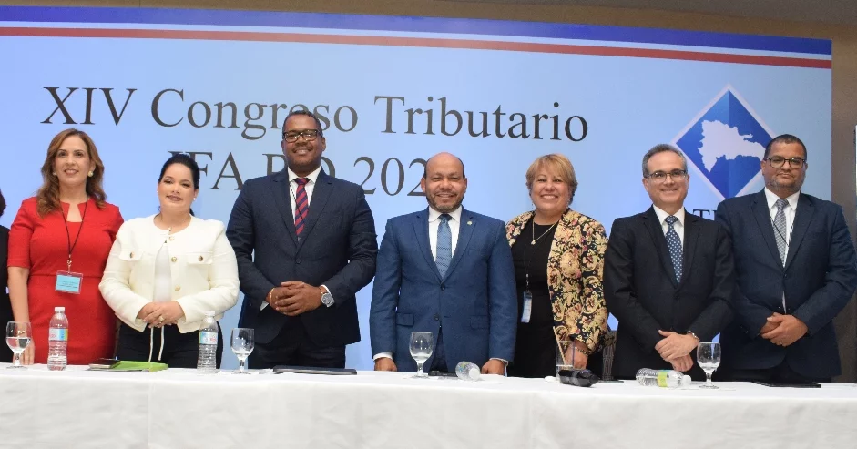 Representantes de la asociación junto al director de Impuestos Internos, Luis Valdez Veras, al centro.
