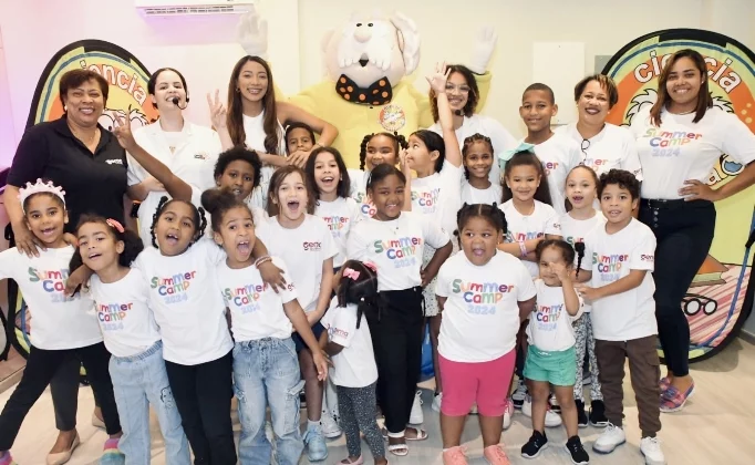 Las tías junto a los infantes que participaron en el campamento.