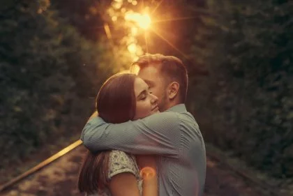 pareja-abrazada-en-mitad-de-un-parque-420×281