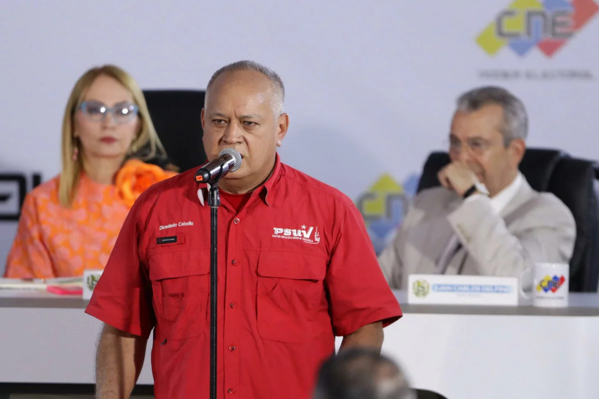 El chavismo asegura que Edmundo González Urrutia salió de Venezuela "huyendo" de Machado