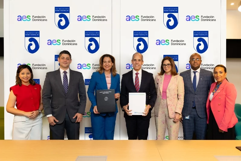 Los ejecutivos de ambas entidades, durante la firma del acuerdo educativo.