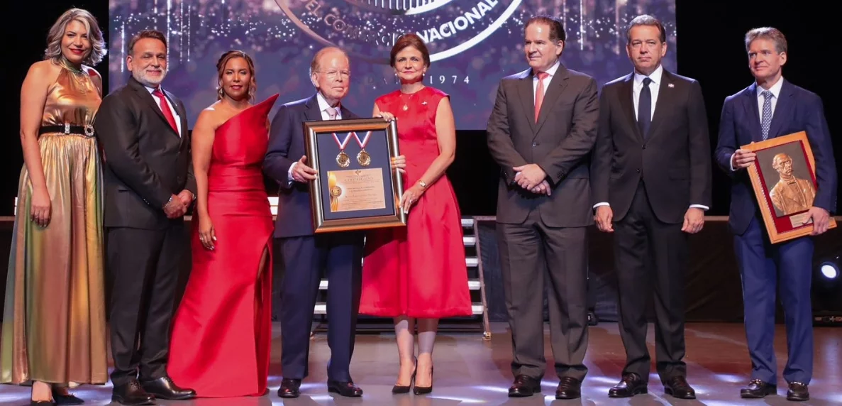 La vicepresidente Raquel Peña entregó el reconocimiento  a José Luis Corripio.