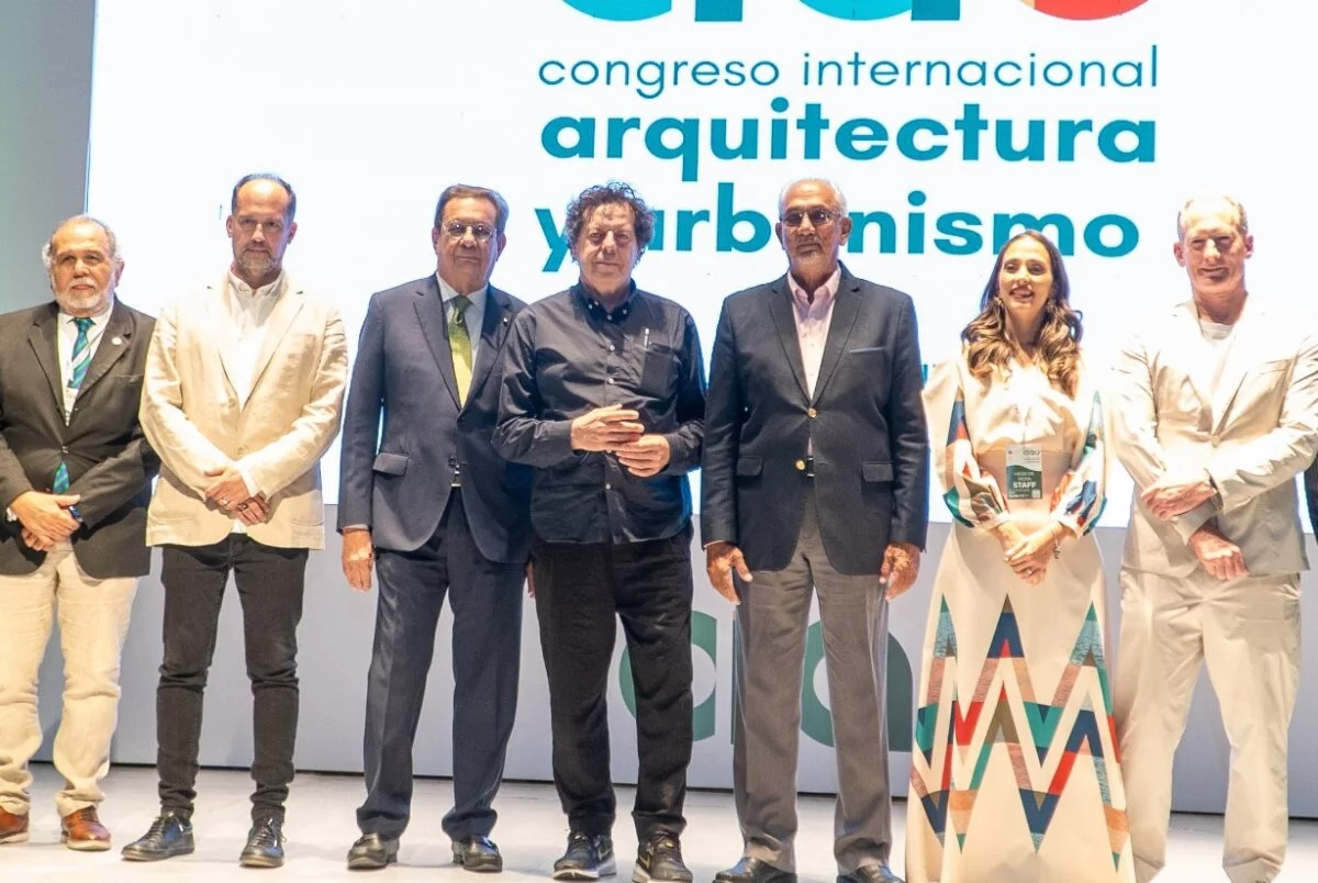 Miguel Fiallo Calderón junto a reconocidos urbanistas de  países que participan en CIAU 2024.