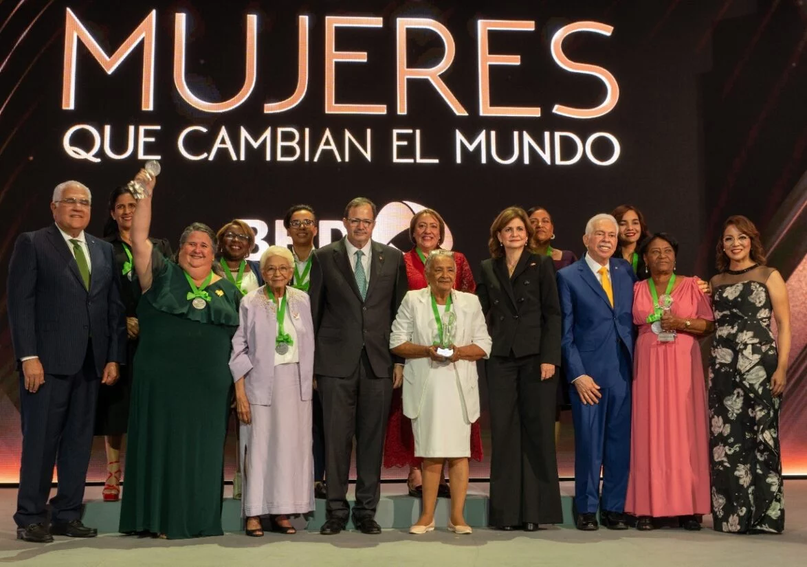 El grupo de galardonadas junto a la vicepresidenta Raquel Peña y ejecutivos del banco.