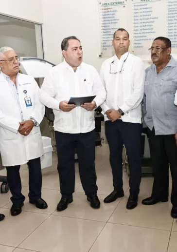 Mario Lama junto a autoridades del Gautier.