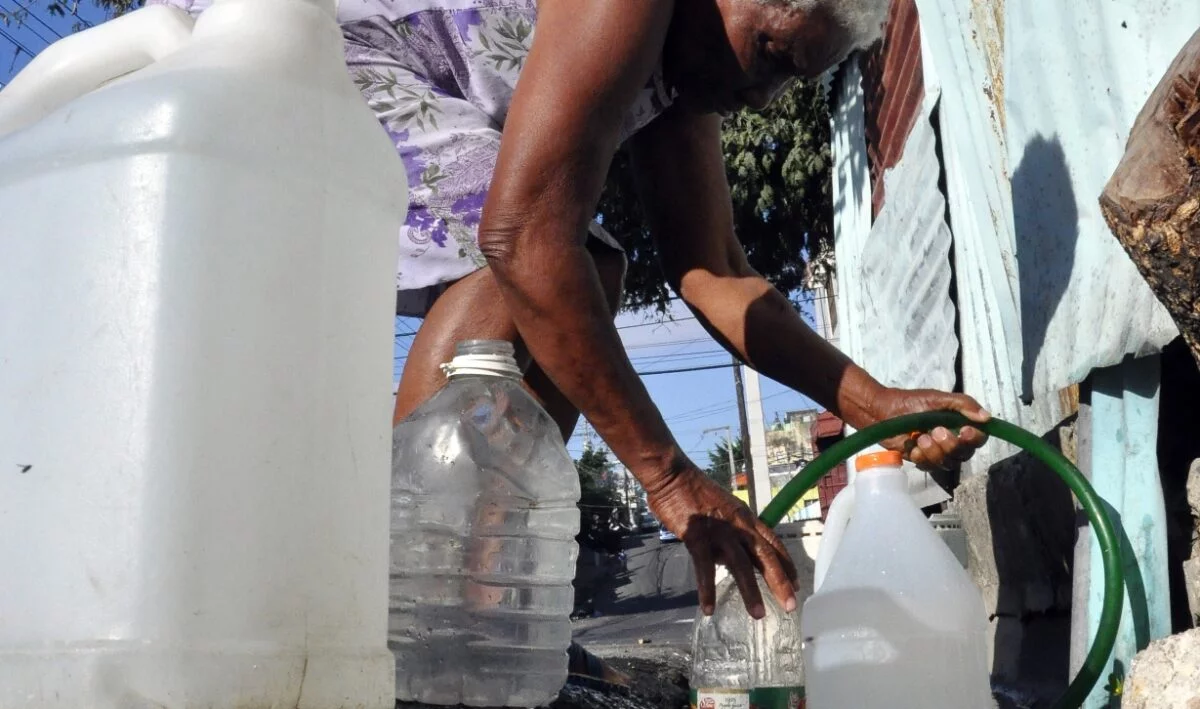 El agua potable llega a menos del 50% de los hogares tres veces a la semana.  Archivo