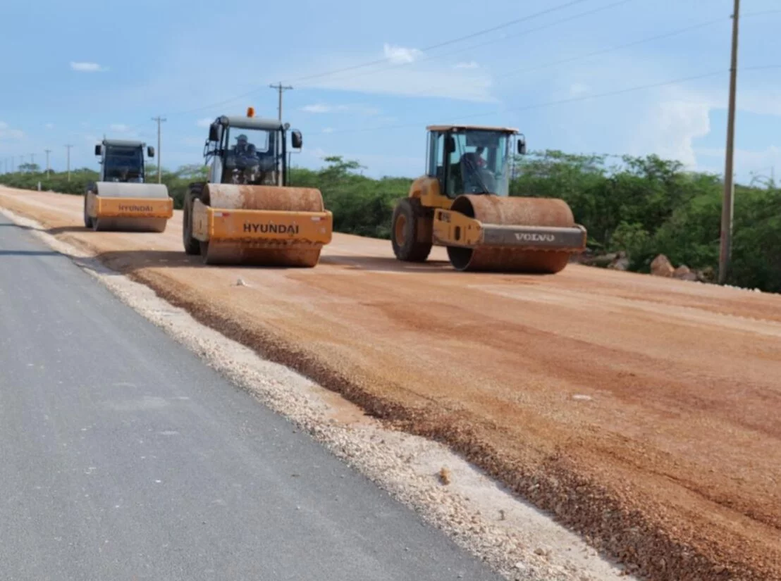 Equipo pesado es utilizado para el establecimiento de la capa de rodamiento en la carretera.