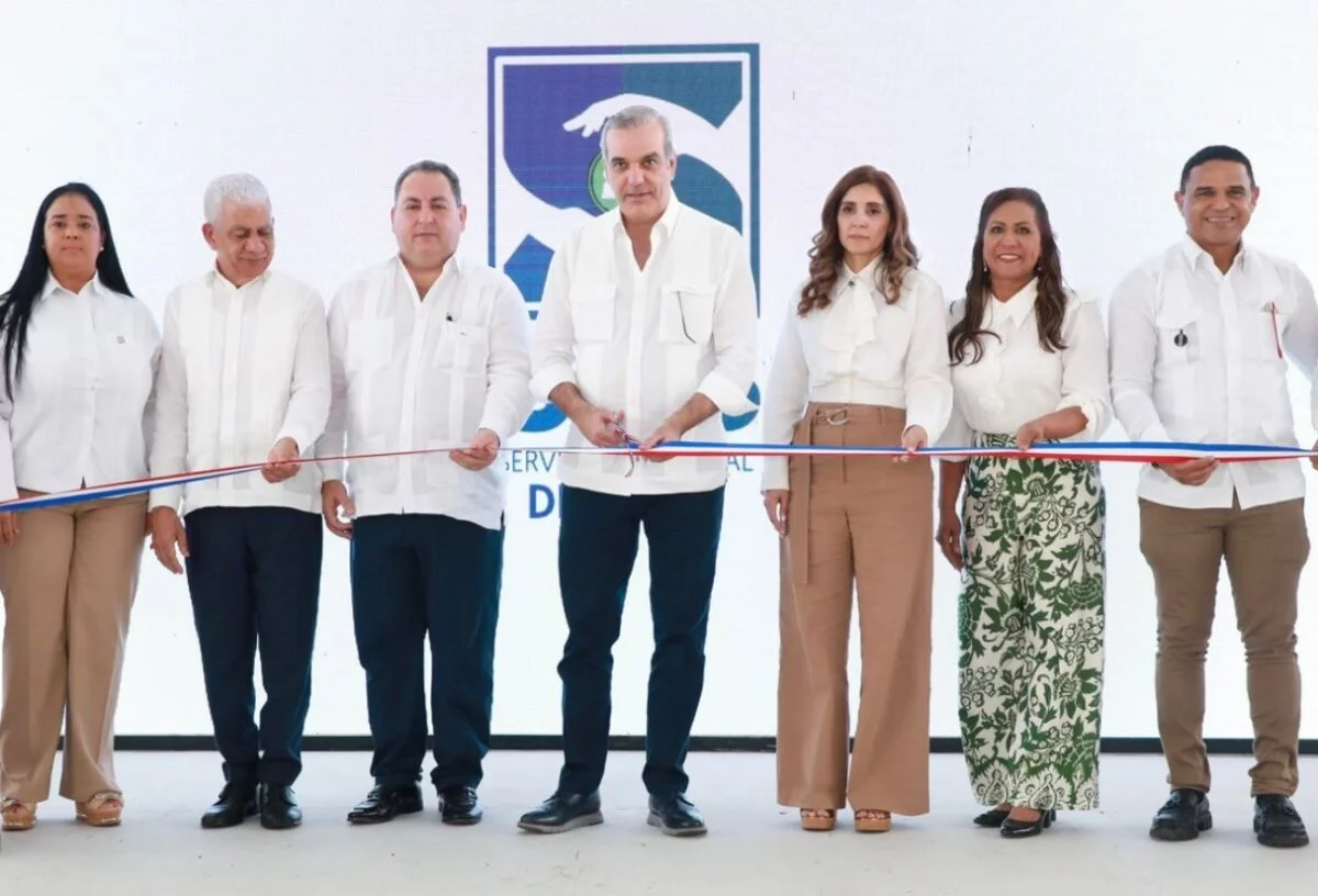 El presidente inauguró una unidad de cuidados intensivos y una oficina de Banreservas.