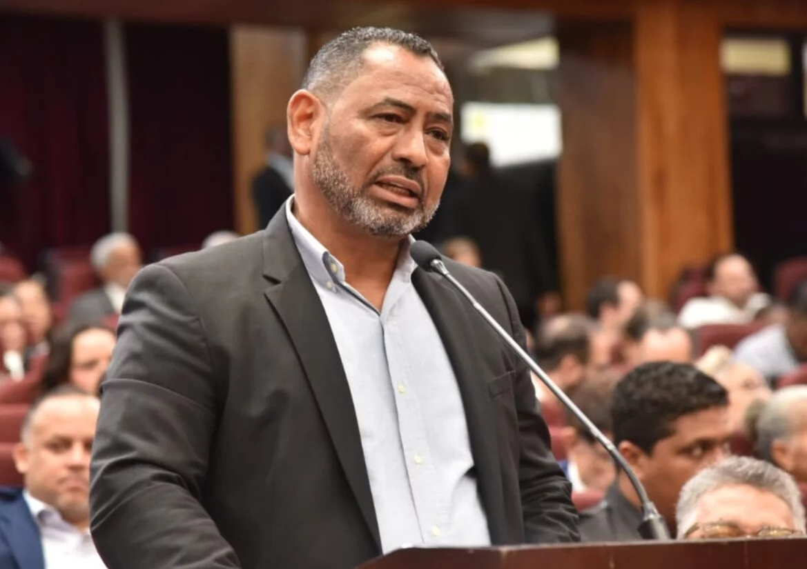En un diálogo franco con Hans García, presidente de ADOCINE, llevó la voz cantante   de las protestas al Congreso.