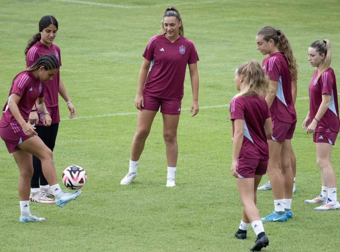 Jugadoras de las selección de España durante su jornada de entrenamientos ayer.