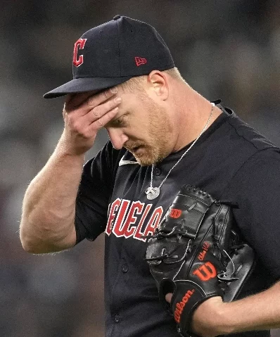 El lanzador Alex Cobb fue eliminado del roster Cleveland.