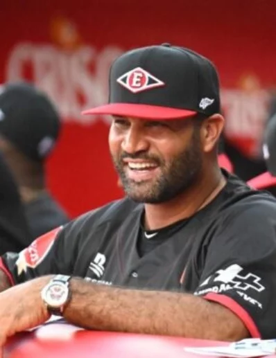 Albert Pujols está invicto como dirigente del Escogido.