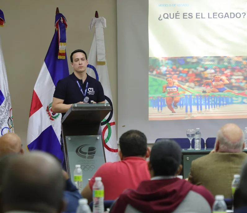 El facilitador peruano Oscar Tejada expone en el curso.