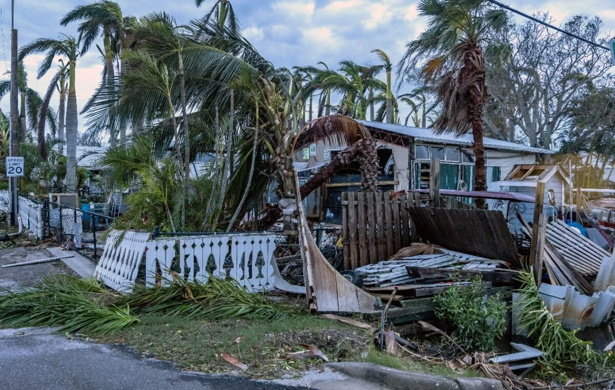 Asu paso, el  huracán Milton golpeó el centro de Florida y dejó edificios y casas destruidas.