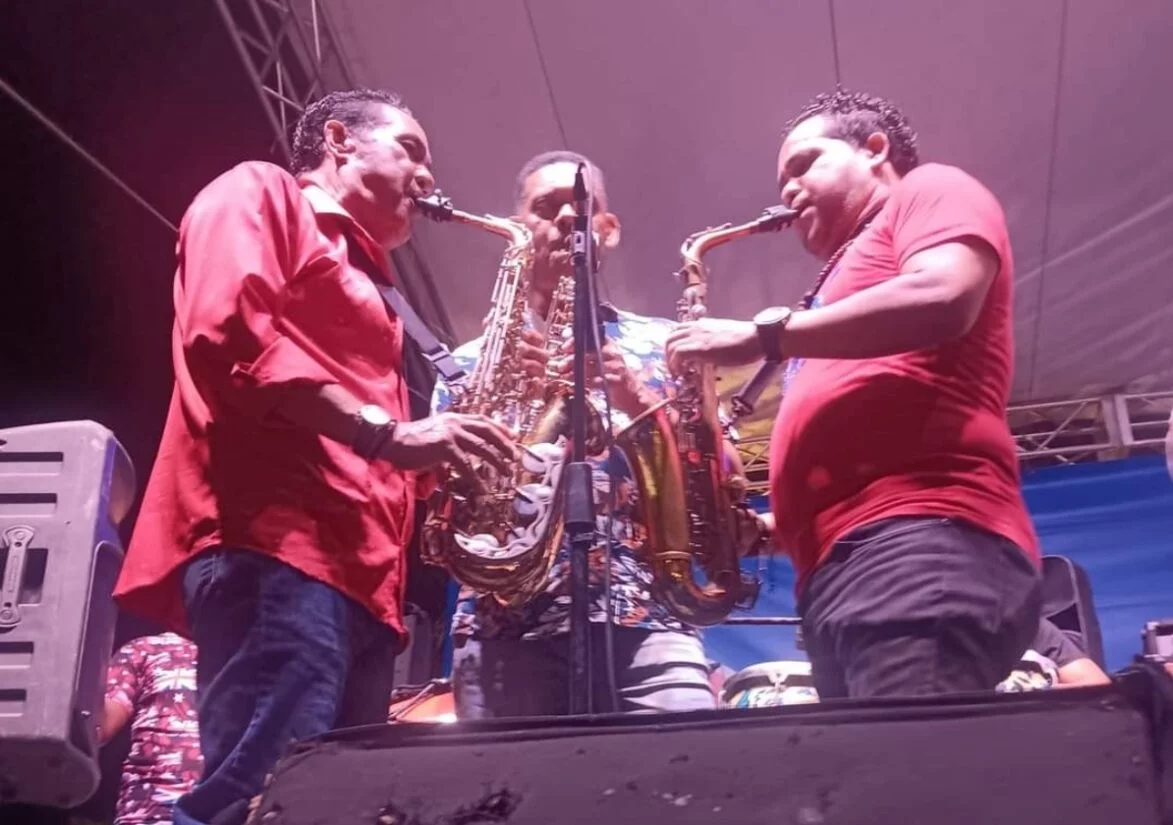 Algunos saxofonistas de merengue típico interpretando una pieza musical.  Fuente externa.