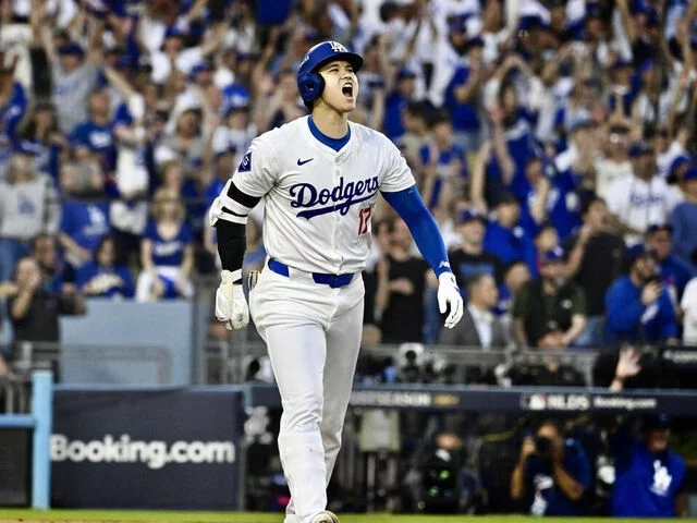 Shohei Ohtani pegó jonrón en  su debut en postemporada .