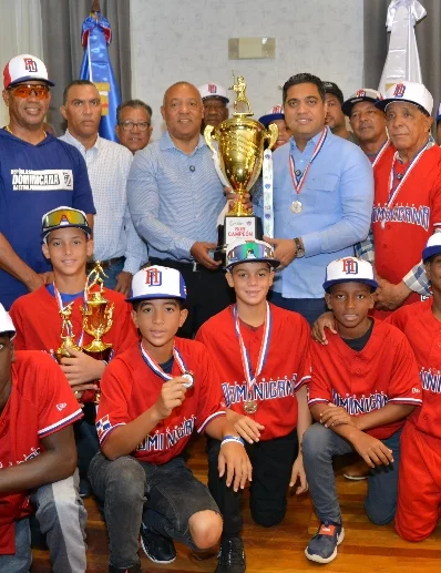 El ministro de Deportes, Kelvin Cruz, recibe el trofeo.
