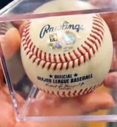 La pelota del 50/50 de Ohtani alcanzó un valor récord.  AP