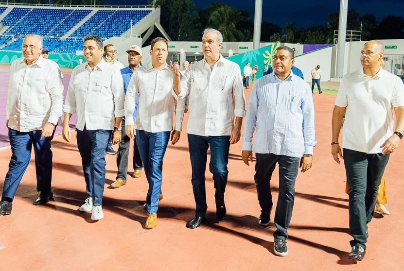 El presidente Luis Abinader observa el remodelado estadio.