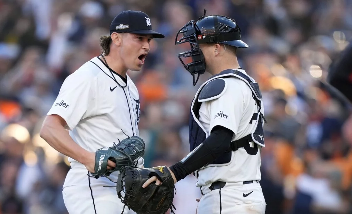 El pitcher Tyler Holton  celebra con su  catcher Jake Rogers, luego del último out.  Ap