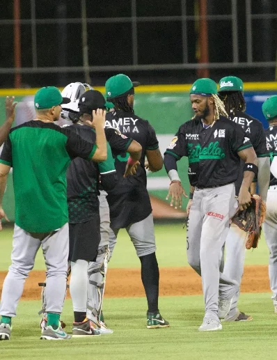 Los jugadores de las Estrellas celebran luego de la victoria.