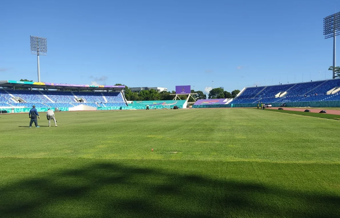 Trabajadores dan toque finales a la nueva grama colocada en el estadio Olímpico.