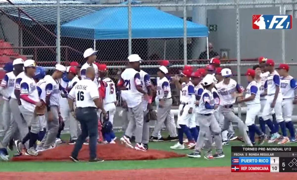 Jugadores  equipo dominicano celebran después de derrotar ayer equipo Puerto Rico.   externa