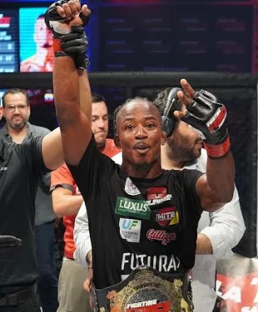 La Mole Santos, muestra su faja de campeón de MMA.