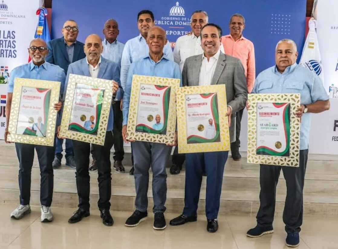Las cinco personalidades reconocidas ayer por la Federación Dominicana de Clubes .