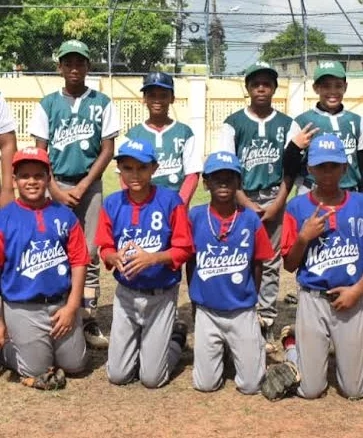 Integrantes del equipo campeón de 13-14 años.