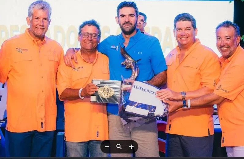 Rodrígo Guzmán, recibe su trofeo como  el más destacado.