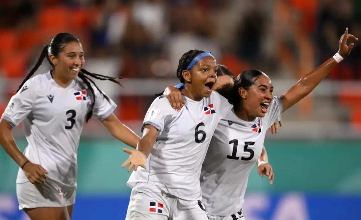 Yuleinis Brito (6) festeja junto a sus compañeras por el gol histórico que anotó el sábado.