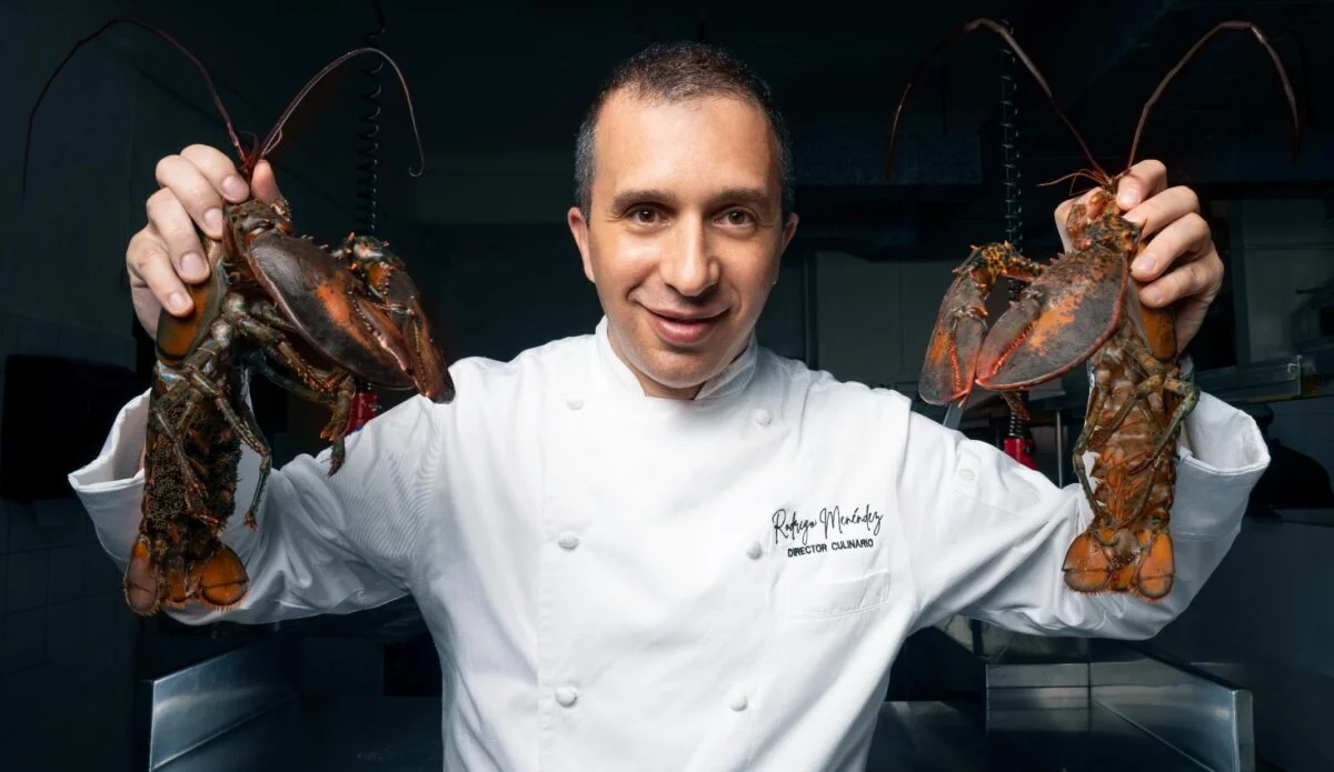La  trayectoria de Rodrigo Menéndez le permite infundir  creatividad y sabores únicos a cada uno de sus platos.
