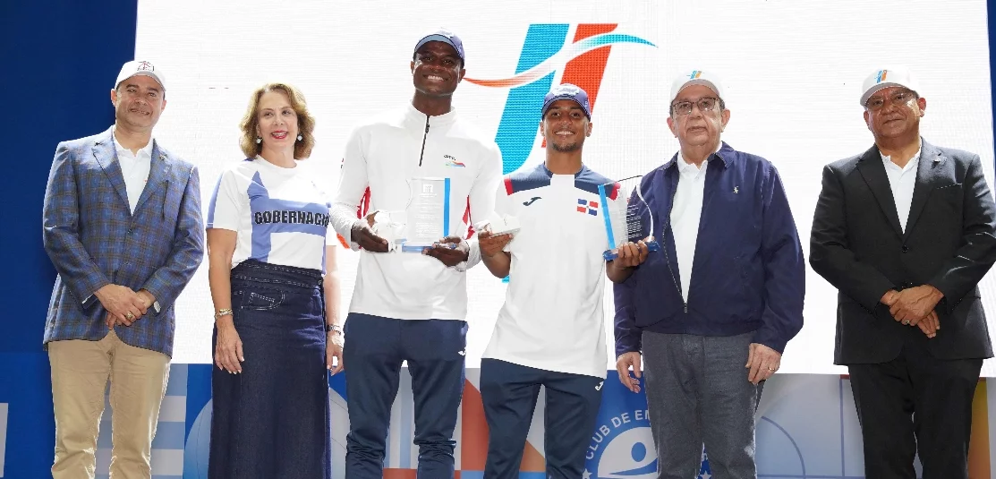 Ejecutivos del banco inauguran los juegos, junto a los atletas Yunior Alcántara y Cristian Pinales.