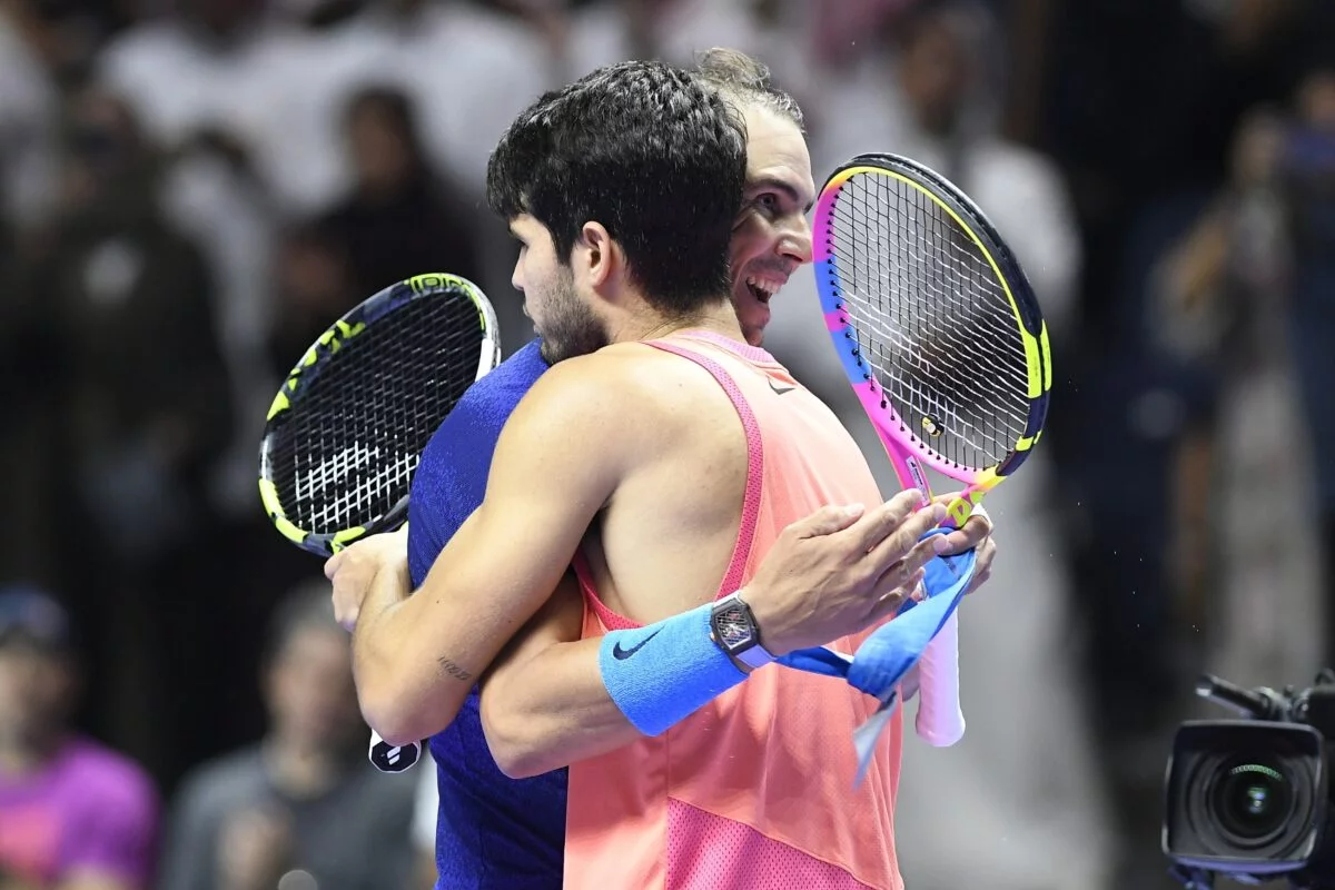 Carlos Alcaraz y Rafael Nadal se abrazan luego de partido.