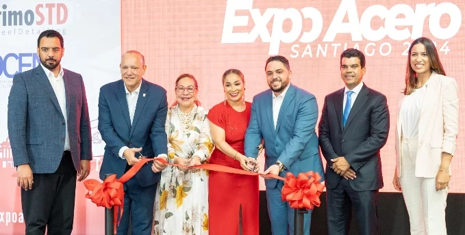 Autoridades y fundadores de Expo Acero en el corte de cinta.
