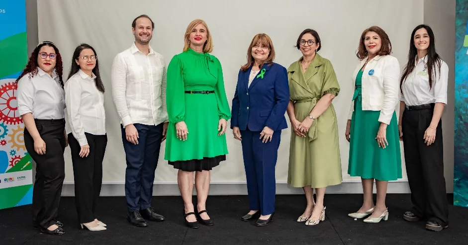 Mónika Despradel, al centro, junto a miembros del consejo directivo de la fundación.